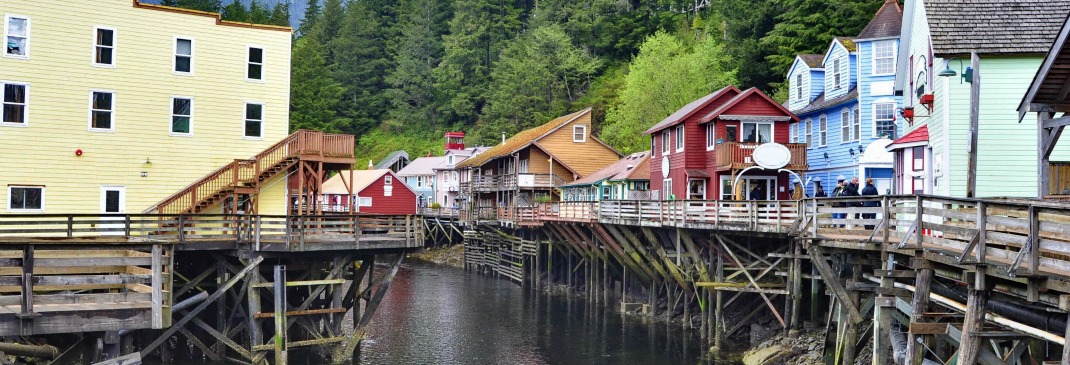 Kleines Dorf in Alaska mit bunten Häusern.